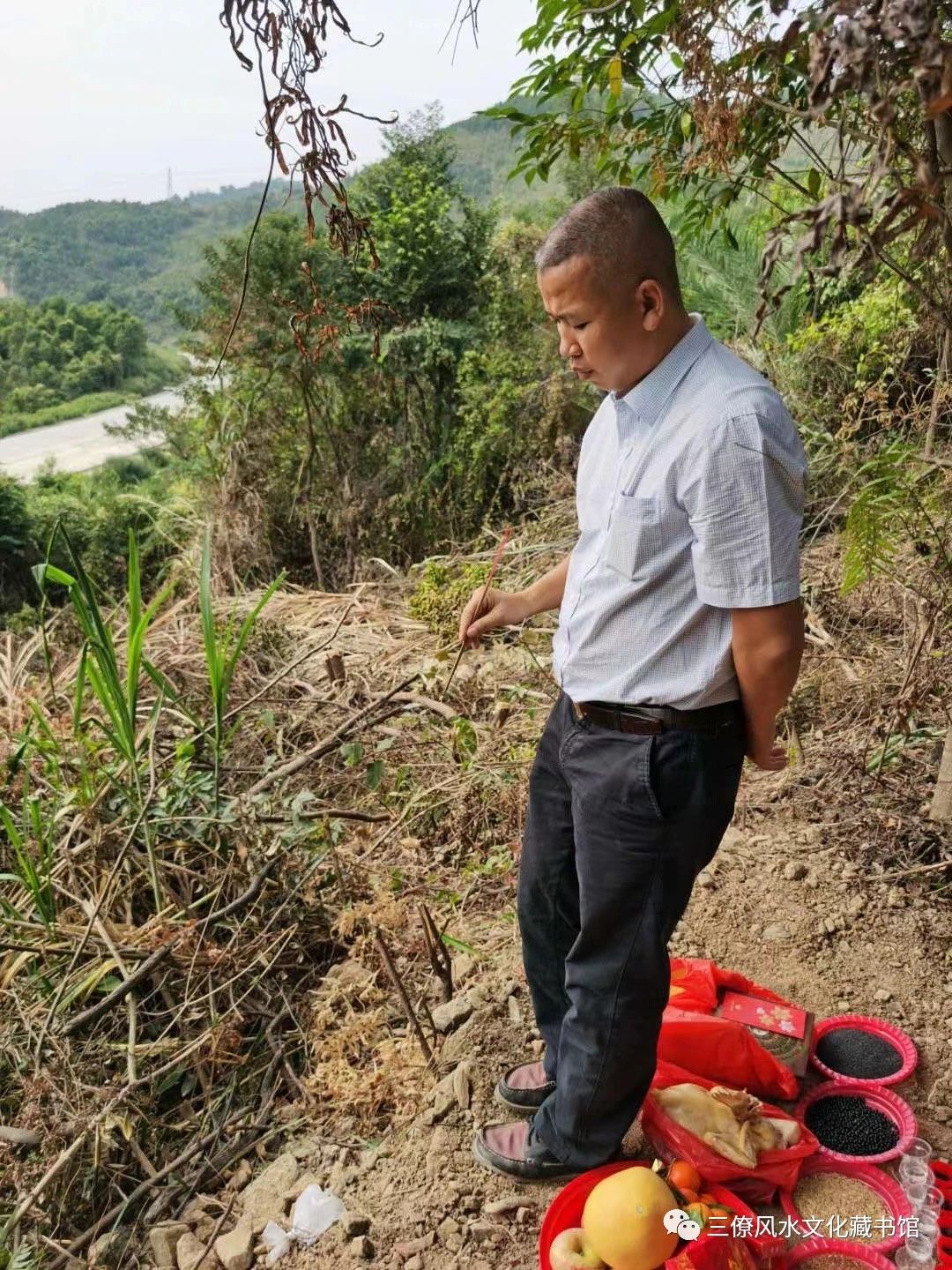 三僚曾真君：良辰吉日兴工破土  三僚曾真君：良辰吉日兴工破土  破土：  仅指埋葬用的破土、与一般建筑房屋的“动土”不同，即“破土”属阴宅，“动土”属阳宅也。  阴宅周围环境非常重要。阴宅选址应在在山明水秀之地，“寻龙点穴”中，龙即山脉，山脉有源头，及龙头。祖先葬在此地，后代不仅会平安顺利，还可富贵兴旺。好地是祖上积德行善所得，含义是得到一块好地，是其祖上的荫庇。  坟墓周围土质要好，远离污浊之物。若坟墓周围土质贫瘠，飞石走砂就是大凶之兆，会对后代有不利的影响。远离污浊的东西，周围有水源被污染也是不利的。  1、坟墓的深度：挖土的时候要注意看土的颜色变化，一般在风水学中认为土色见黄为佳，古人也有“黄土厚葬”的说法，原因就是因为黄色的土壤犹如金子一样，乃是财富的颜色，所以对于后世子孙的财运会有一定帮助。而且一般见到黄土说明足够深了，这个位置会更接近地脉，可以更好的吸收地脉之气强化坟墓风水。  2、坟墓的宽度：一般宽度的话最好能够依据主人生前的地位来决定。如果是高官或者财主之类有权有势之人，那么坟墓就要尽量的宽大一些，这样纳气效果会更强，而且也能表现主人生前的大气运。  反之如果是一般百姓的话，就要依照棺木的尺寸确定宽度，稍微宽一点，但不宜太大，否则不利藏风纳气，逝者也没有那么大的气运。  此外，对于坟墓内的事物也要多加注意，如出现蚂蚁窝、大树根以及水等，这样的地方就不适合下葬，或者是要将这些东西全部清理干净之后再来修建坟墓，这样才能确保逝者不会被这些事物打扰到，而且也不会破坏其内部的风水气场。  建坟的选择条件  1、在建造坟墓的时候，首先需要选择墓地，坟墓是属于阴极地方，如果选择在见不到阳光的地方建造，整个家族的运势就无法好起来。  2、地贵平夷，选择平地就是最好的，古代人建造坟墓都会需要靠山的，在山里面找到阳位，就是需要在平坦开阔的山中，而不是悬崖峭壁上。所以选墓地位置一定要平。  3、好的墓地必须要有龙脉，龙脉指的是能够见到光的山。在山地上寻找比较平坦的地势建墓，意思就是有山神镇压，野鬼不敢前来打扰。  好的墓地，一定要有水，山位阳，水为阴，要做到阴阳调和。双水环绕，真龙显象。很多的古墓都在河道上挖出来的，就是因为这个。有山有水有植物，那才是比较好的墓地风水宝地。