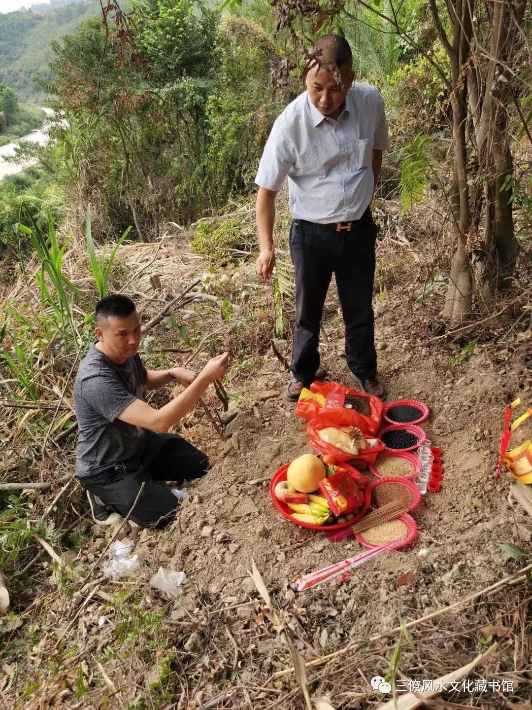 三僚曾真君：良辰吉日兴工破土  三僚曾真君：良辰吉日兴工破土  破土：  仅指埋葬用的破土、与一般建筑房屋的“动土”不同，即“破土”属阴宅，“动土”属阳宅也。  阴宅周围环境非常重要。阴宅选址应在在山明水秀之地，“寻龙点穴”中，龙即山脉，山脉有源头，及龙头。祖先葬在此地，后代不仅会平安顺利，还可富贵兴旺。好地是祖上积德行善所得，含义是得到一块好地，是其祖上的荫庇。  坟墓周围土质要好，远离污浊之物。若坟墓周围土质贫瘠，飞石走砂就是大凶之兆，会对后代有不利的影响。远离污浊的东西，周围有水源被污染也是不利的。  1、坟墓的深度：挖土的时候要注意看土的颜色变化，一般在风水学中认为土色见黄为佳，古人也有“黄土厚葬”的说法，原因就是因为黄色的土壤犹如金子一样，乃是财富的颜色，所以对于后世子孙的财运会有一定帮助。而且一般见到黄土说明足够深了，这个位置会更接近地脉，可以更好的吸收地脉之气强化坟墓风水。  2、坟墓的宽度：一般宽度的话最好能够依据主人生前的地位来决定。如果是高官或者财主之类有权有势之人，那么坟墓就要尽量的宽大一些，这样纳气效果会更强，而且也能表现主人生前的大气运。  反之如果是一般百姓的话，就要依照棺木的尺寸确定宽度，稍微宽一点，但不宜太大，否则不利藏风纳气，逝者也没有那么大的气运。  此外，对于坟墓内的事物也要多加注意，如出现蚂蚁窝、大树根以及水等，这样的地方就不适合下葬，或者是要将这些东西全部清理干净之后再来修建坟墓，这样才能确保逝者不会被这些事物打扰到，而且也不会破坏其内部的风水气场。  建坟的选择条件  1、在建造坟墓的时候，首先需要选择墓地，坟墓是属于阴极地方，如果选择在见不到阳光的地方建造，整个家族的运势就无法好起来。  2、地贵平夷，选择平地就是最好的，古代人建造坟墓都会需要靠山的，在山里面找到阳位，就是需要在平坦开阔的山中，而不是悬崖峭壁上。所以选墓地位置一定要平。  3、好的墓地必须要有龙脉，龙脉指的是能够见到光的山。在山地上寻找比较平坦的地势建墓，意思就是有山神镇压，野鬼不敢前来打扰。  好的墓地，一定要有水，山位阳，水为阴，要做到阴阳调和。双水环绕，真龙显象。很多的古墓都在河道上挖出来的，就是因为这个。有山有水有植物，那才是比较好的墓地风水宝地。